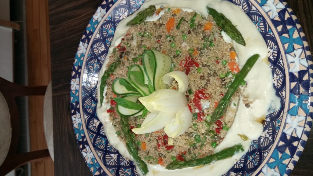 Salade de Quinoa et sa sauce au tofu et artichaut.