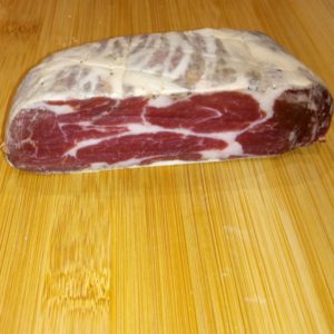 ROULÉ TRAPEZITSA IGP | Échine de porc marinée au poivre et ail dans un boyau de bœuf.