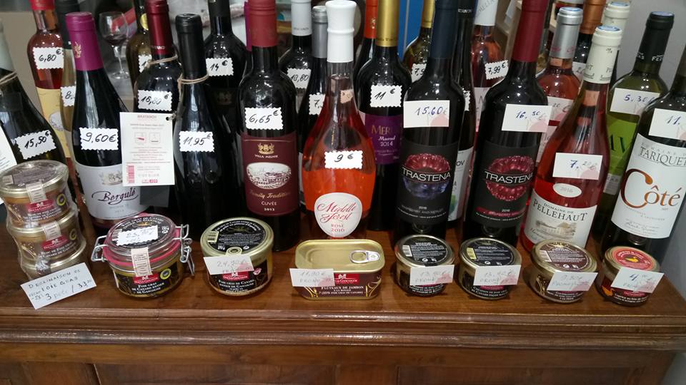 Assortiment de vins blancs, rouges et rosés bulgares et conserves de foie gras