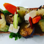 Tartines de légumes frais détox et fromage bulgare