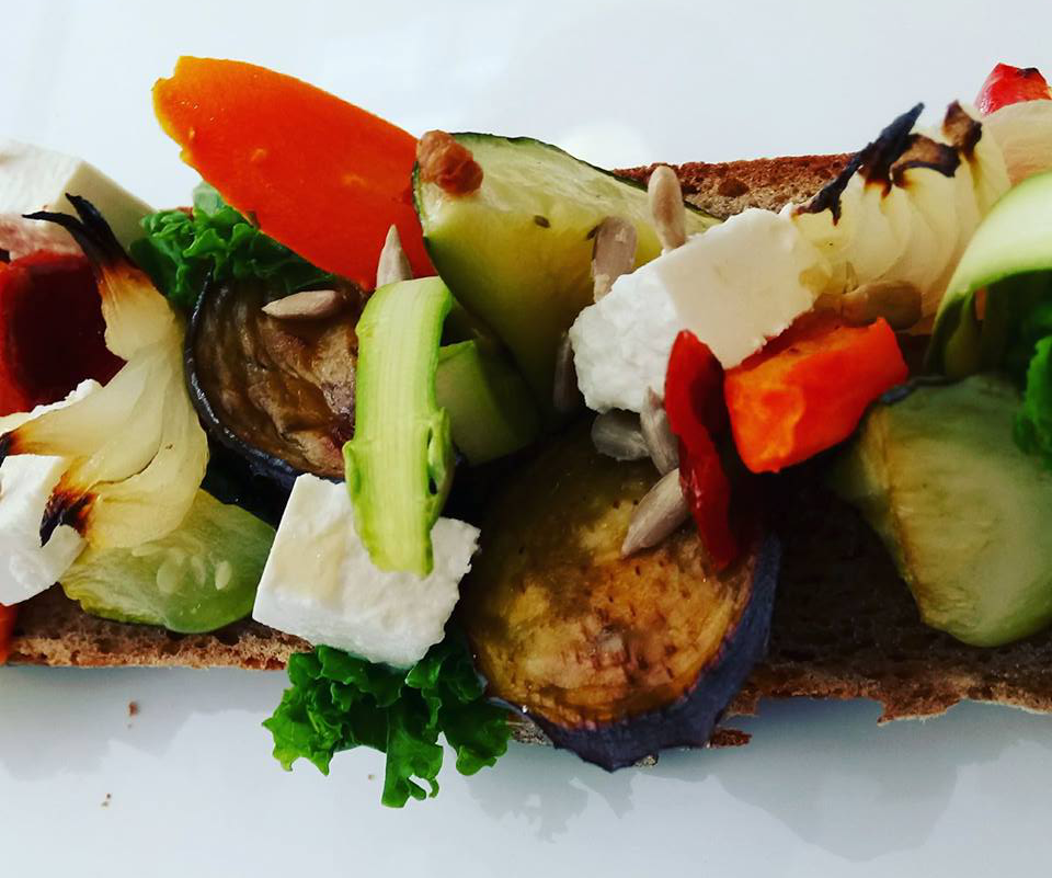 Tartines de légumes frais détox et fromage bulgare
